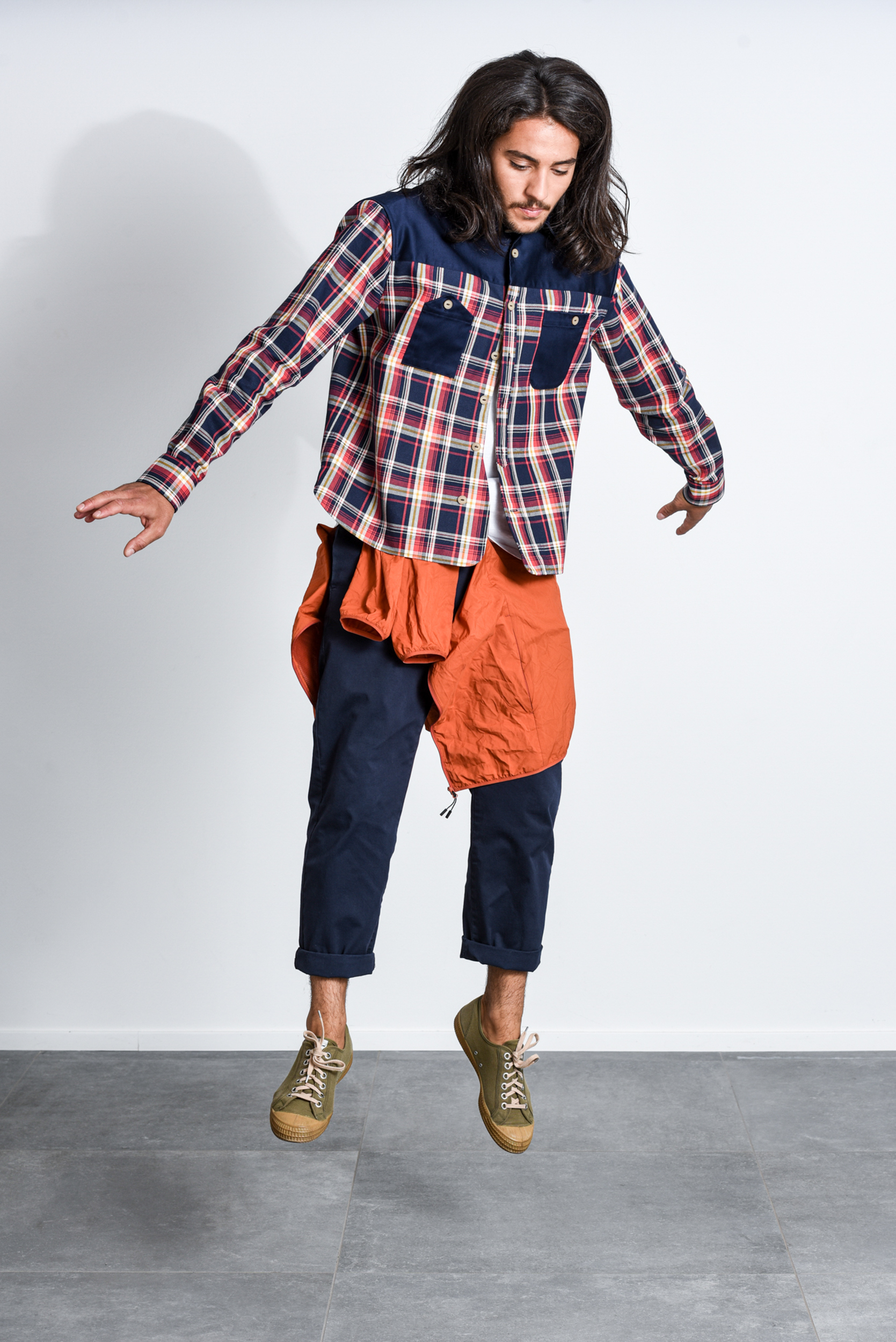 foto di moda di un lookbook di capi spalla con un modello