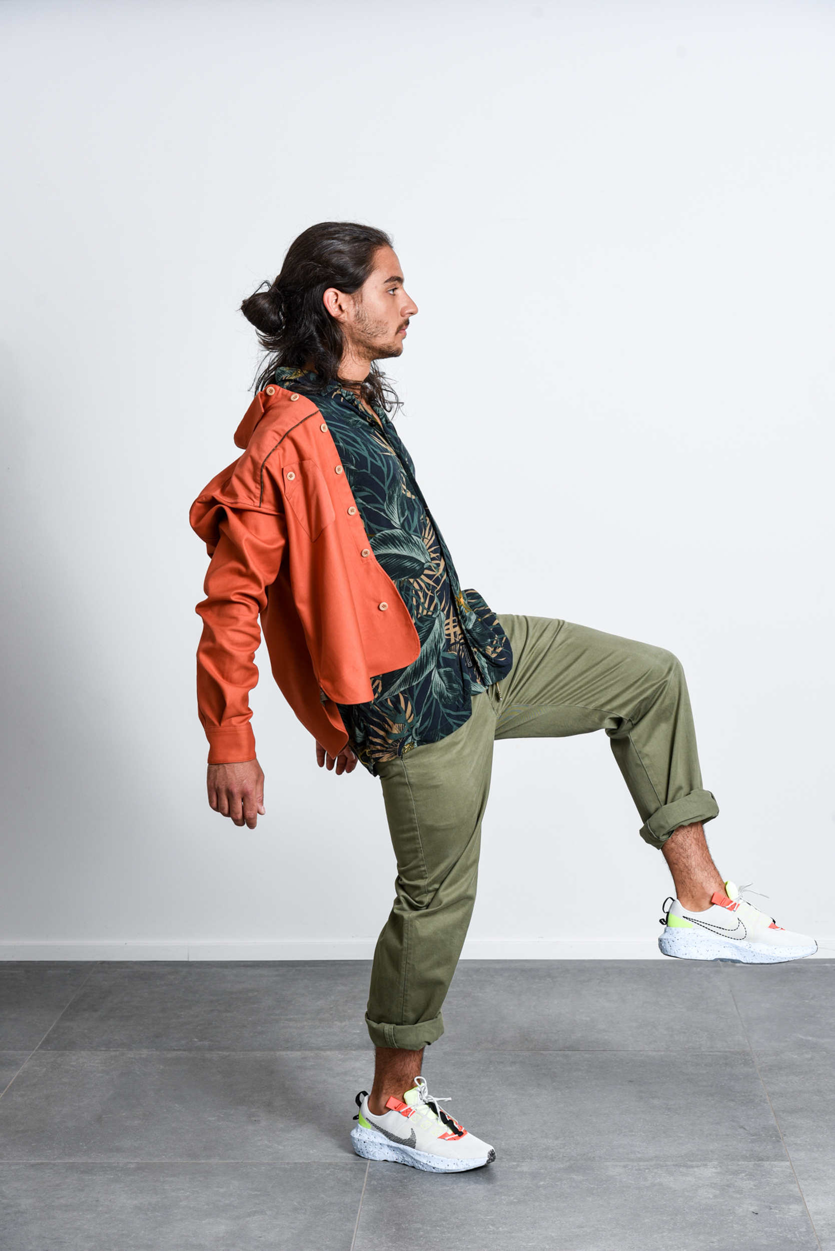 foto di moda di un lookbook di capi spalla con un modello