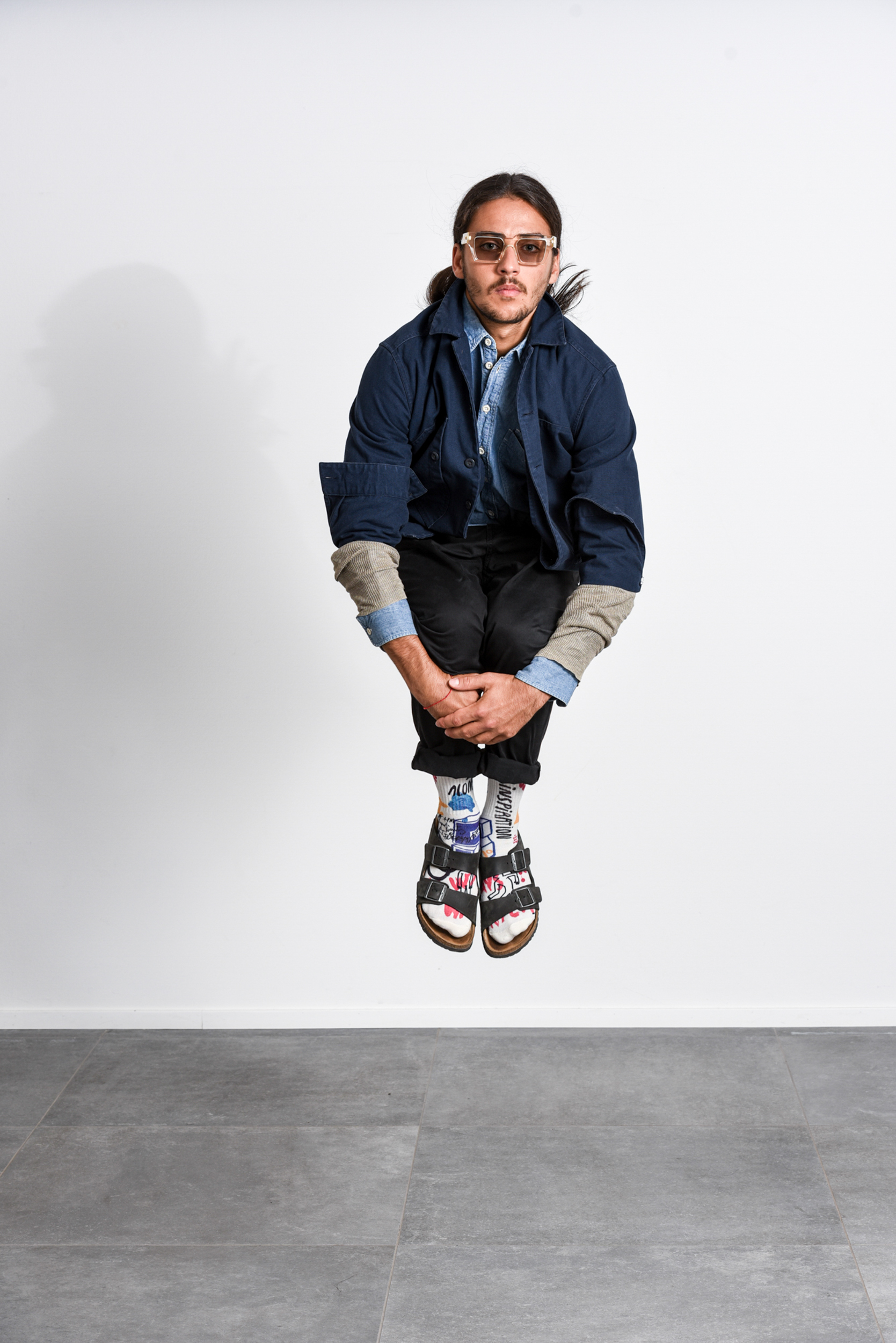 foto di moda di un lookbook di capi spalla con un modello