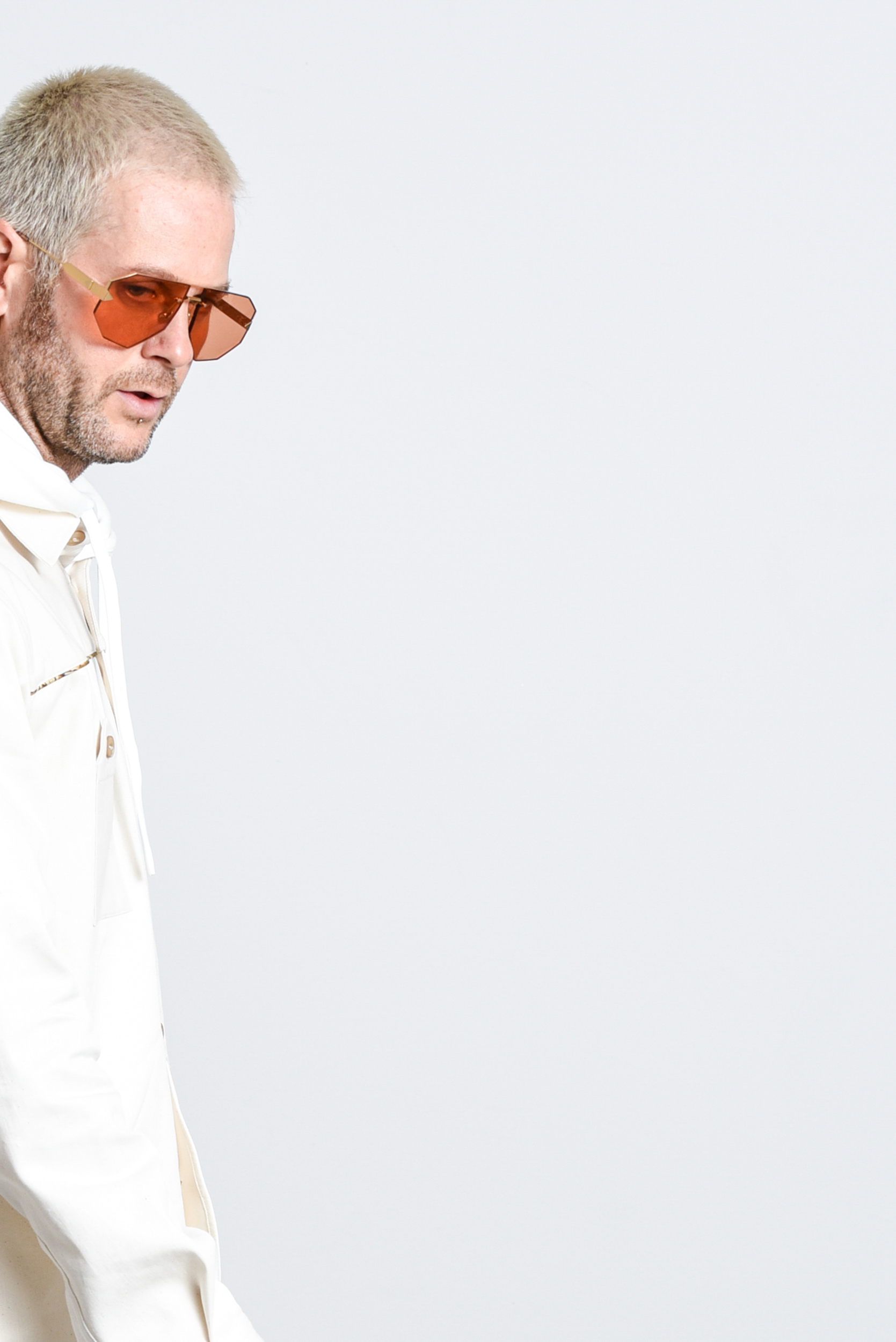 foto di moda di un lookbook di capi spalla con un modello