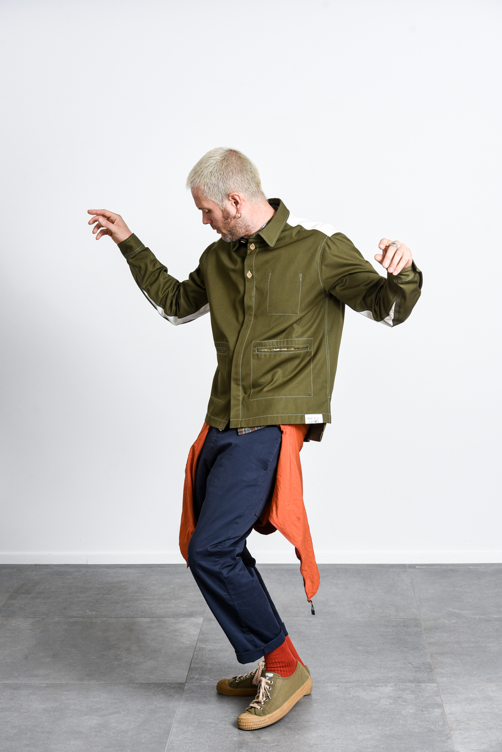 foto di moda di un lookbook di capi spalla con un modello