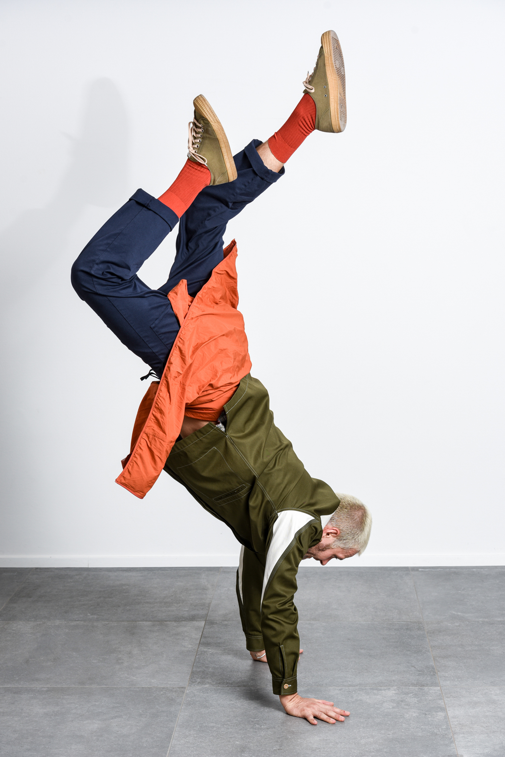 foto di moda di un lookbook di capi spalla con un modello