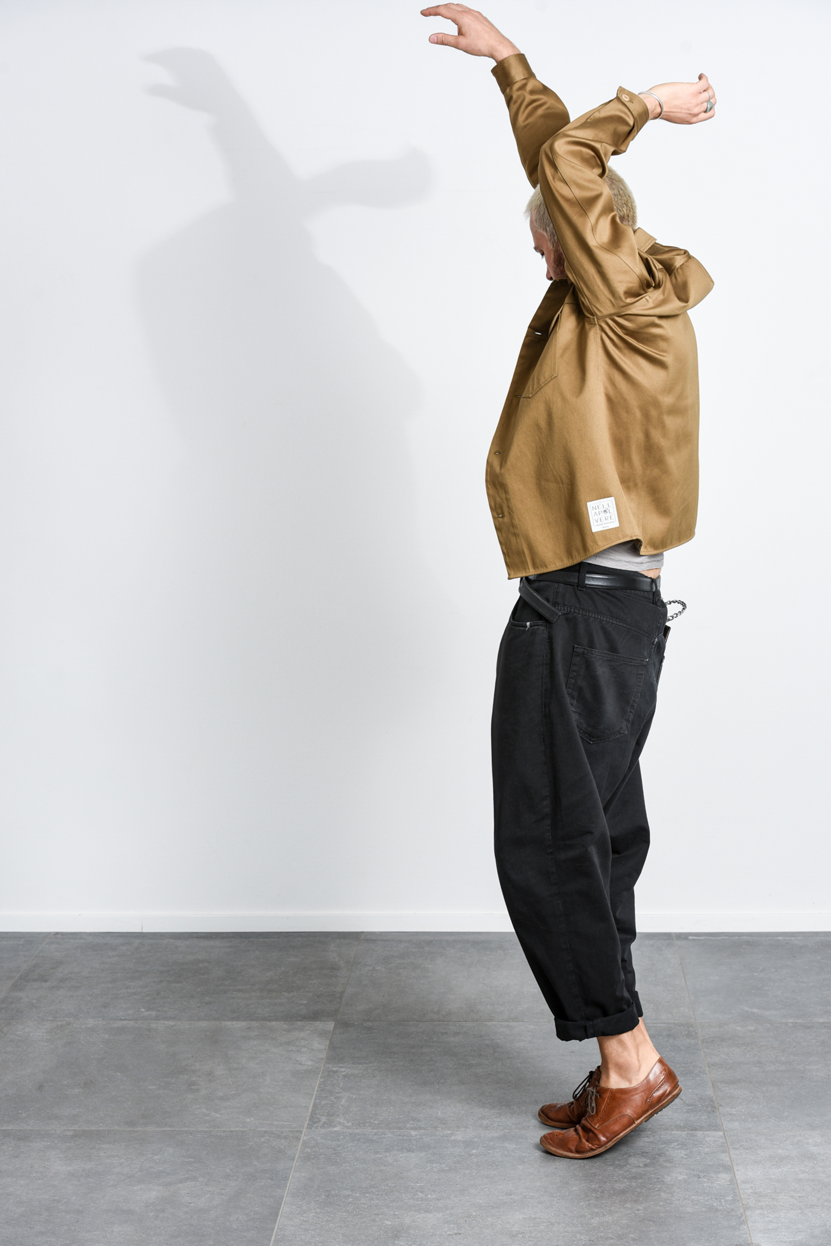 foto di moda di un lookbook di capi spalla con un modello