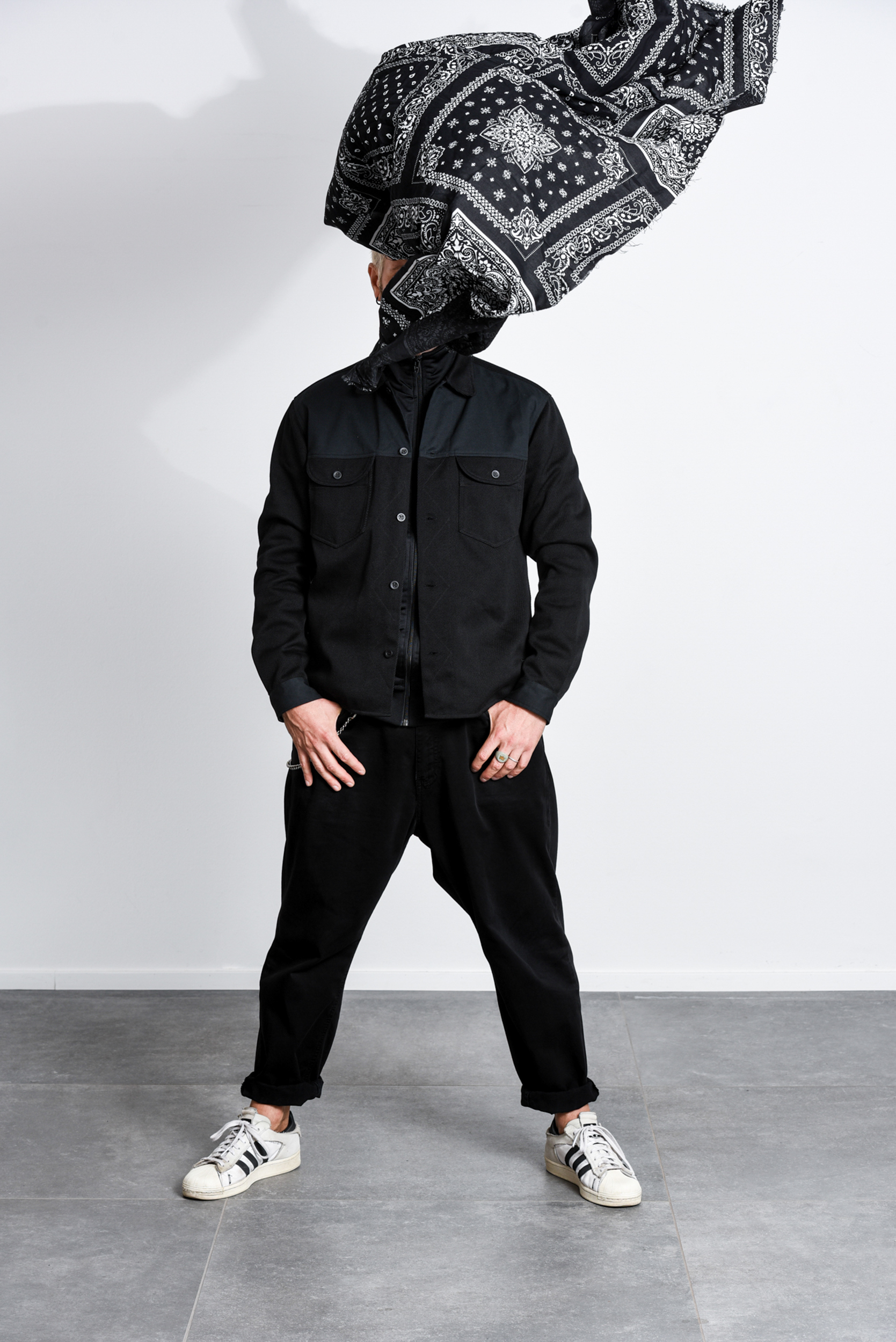 foto di moda di un lookbook di capi spalla con un modello