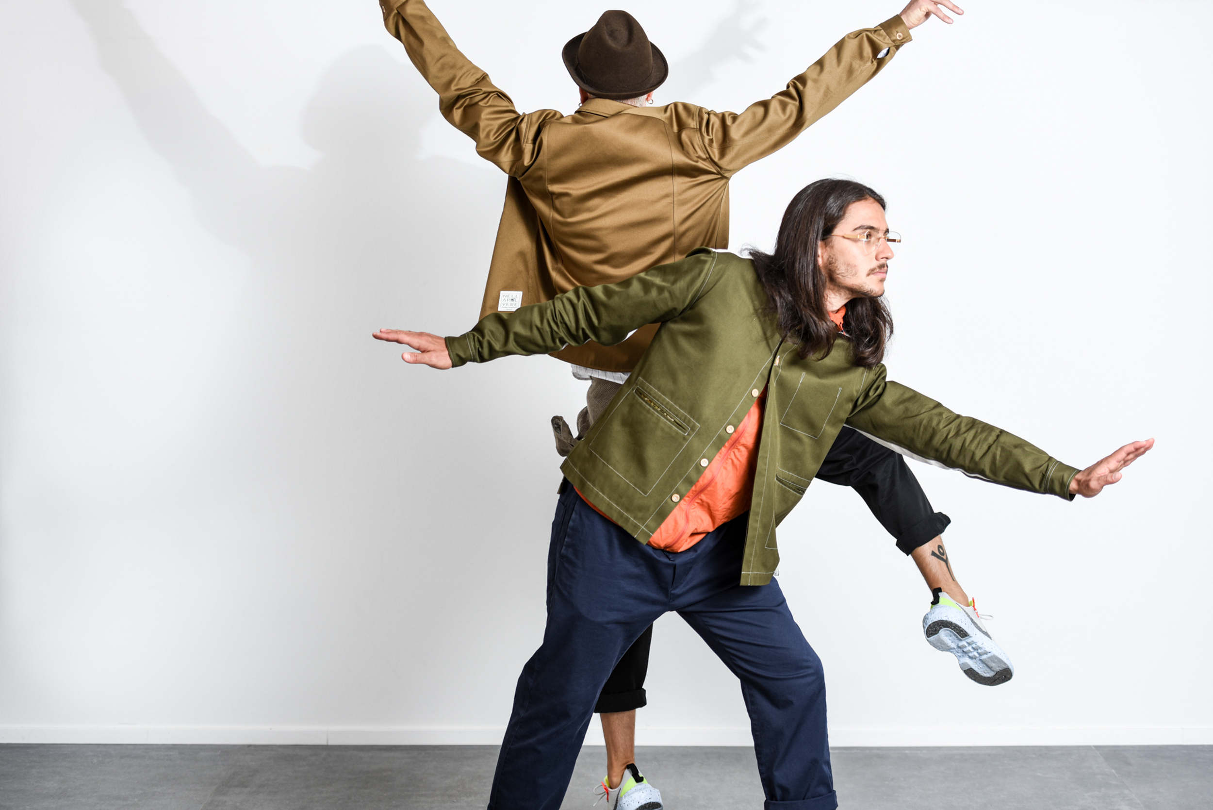 foto di moda si un lookbook con due modelli