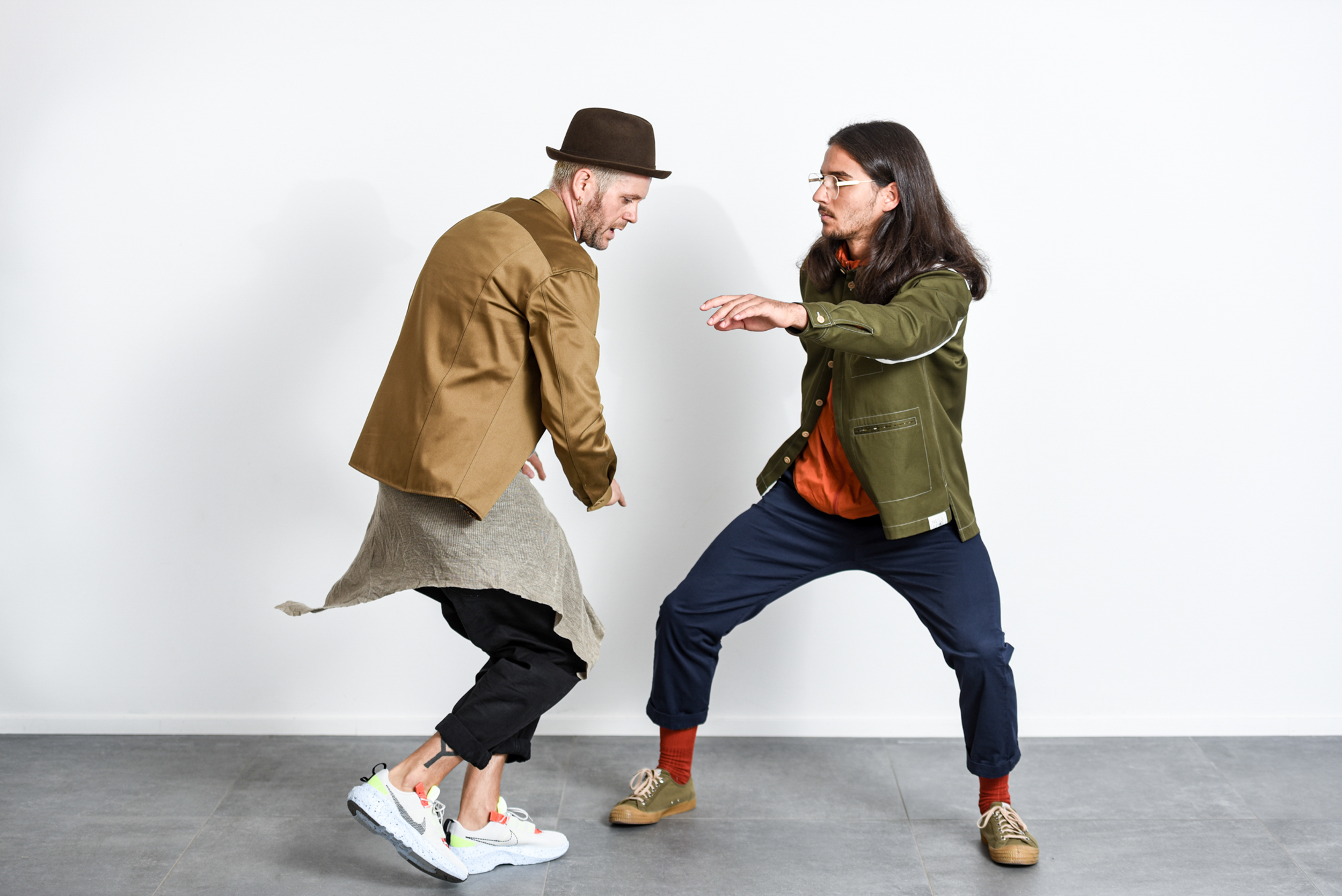 foto di moda si un lookbook con due modelli