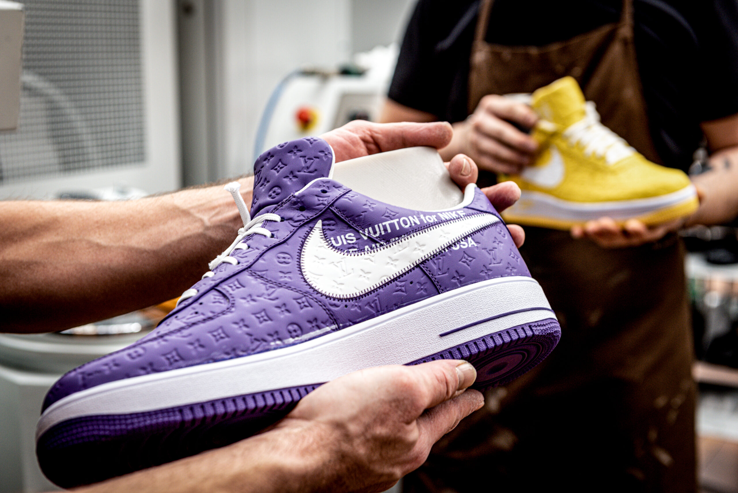 immagine di una lavorazione di scarpe per Louis Vuitton in collaborazione con Nike
