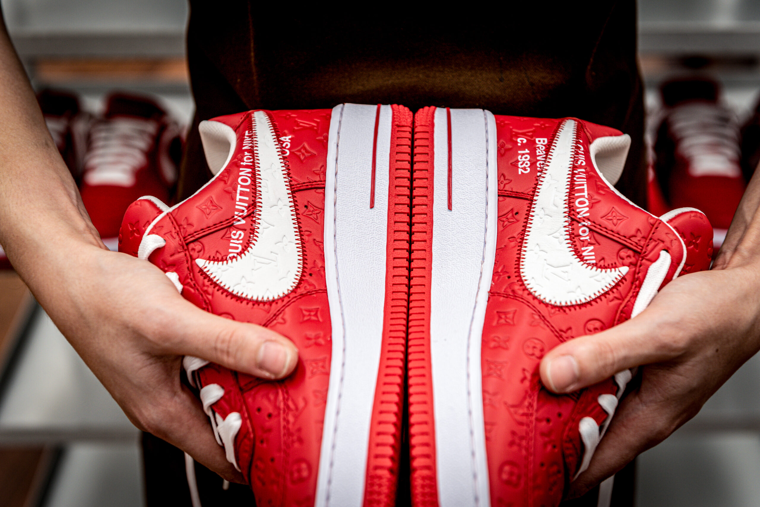 Fase di produzione di una sneaker frutto della collaborazione tra Louis Vuitton e Nike.